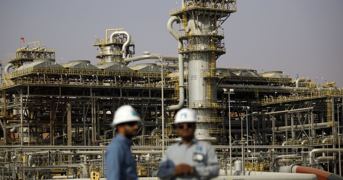 فائض المعروض من النفط مرشح للازدياد بفعل طفرة سوائل الغاز الطبيعي