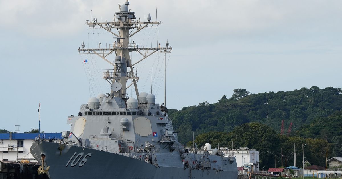 مدمرة أميركية تعترض ناقلة نفط روسية أثناء توجهها إلى فنزويلا