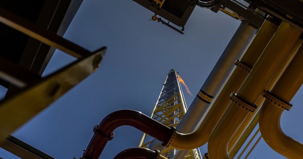 أسواق النفط المذعورة من الفائض تعثر على طوق نجاة في الهند والصين