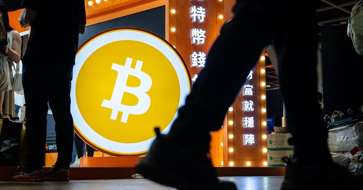 سقوط بتكوين الحر يكبد أسواق العملات المشفرة خسائر بتريليون دولار