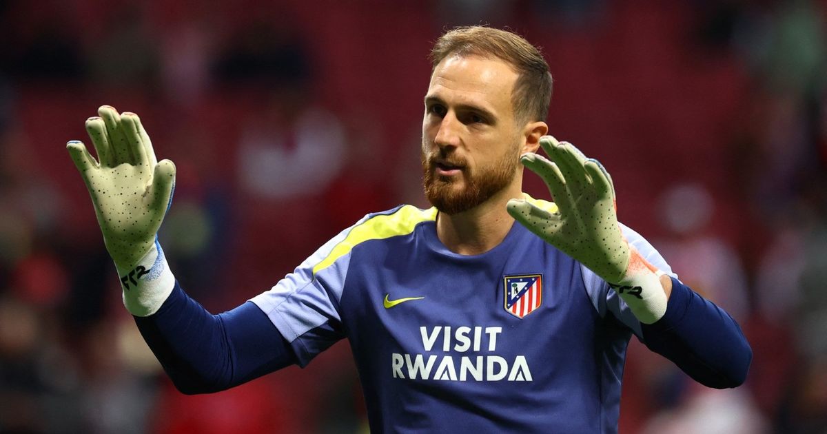 يان أوبلاك يستلم كأس زامورا لأفضل حارس في الدوري الإسباني