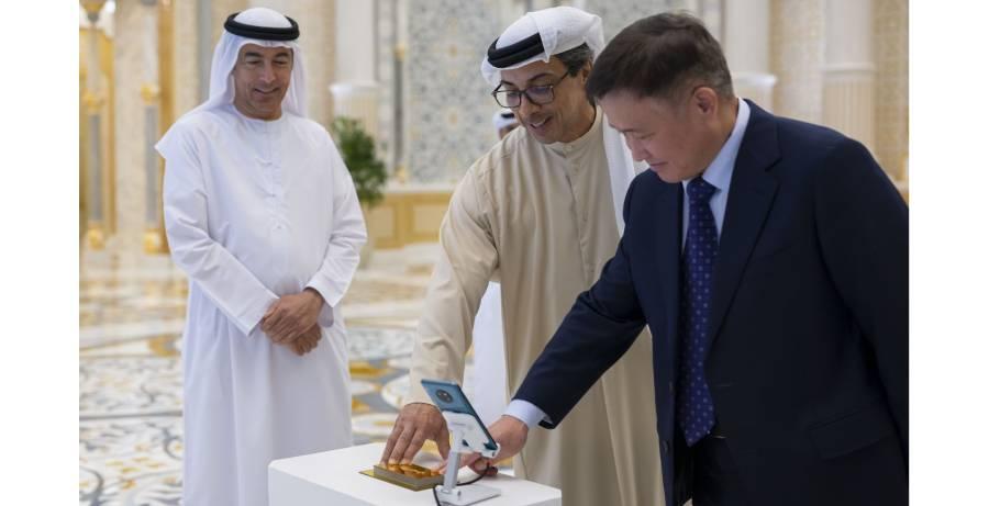منصور بن زايد يجري أول معاملة دفع بالعملة الرقمية للبنك المركزي بين الإمارات والصين (فيديو)