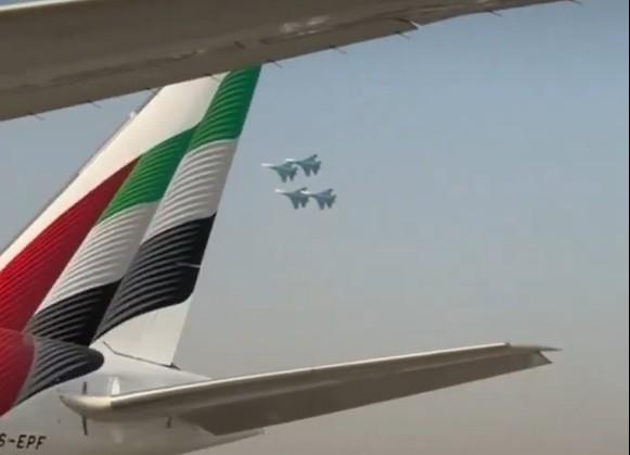 استئناف العروض الجوية في «دبي للطيران» بعد حادث المقاتلة الهندية (فيديو)