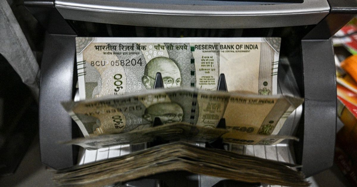 الروبية الهندية تتراجع لمستوى قياسي بفعل غياب تدخل المركزي