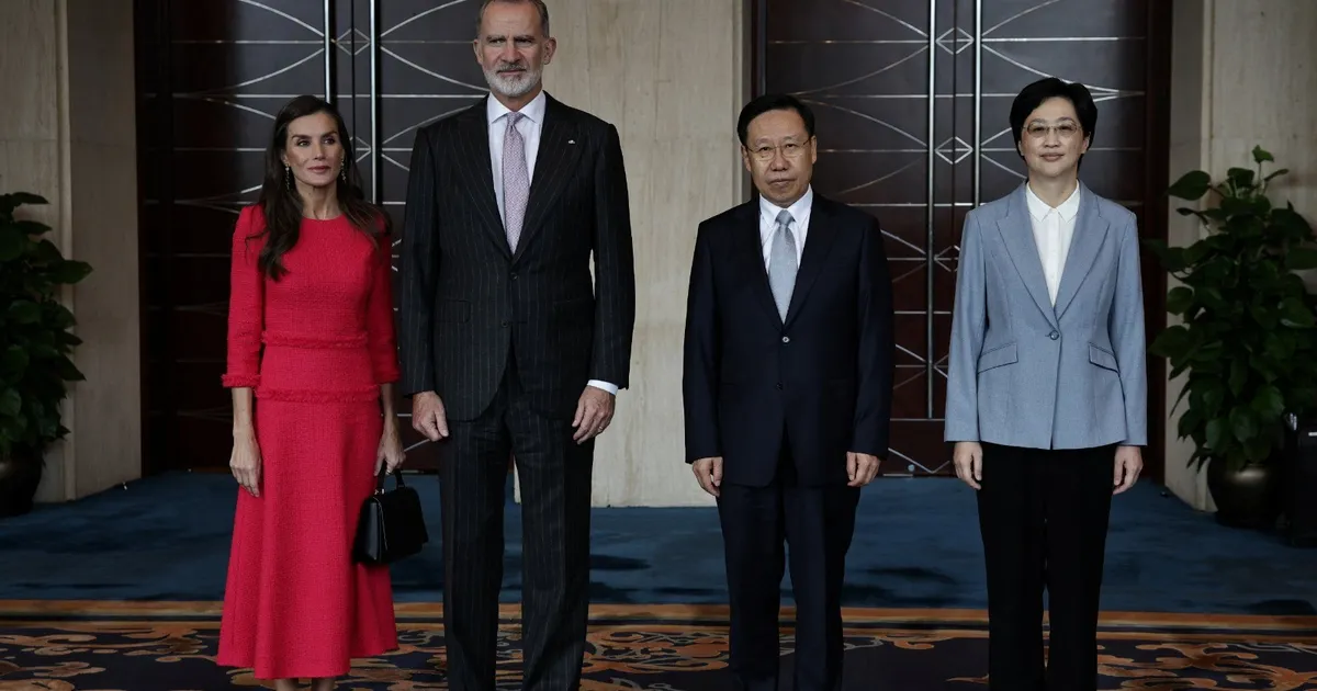 ملك إسبانيا يبدأ زيارة إلى الصين لتعزيز العلاقات بين البلدين