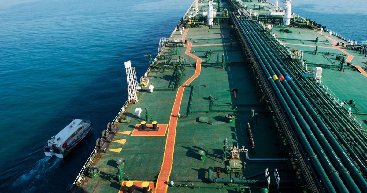 النفط يهبط مع خطة سلام أوكرانية وعقوبات روسية