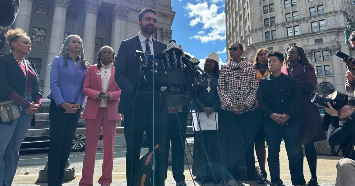 فخر أوغندي بممداني.. من صحافي إلى منافس على عمدة نيويورك