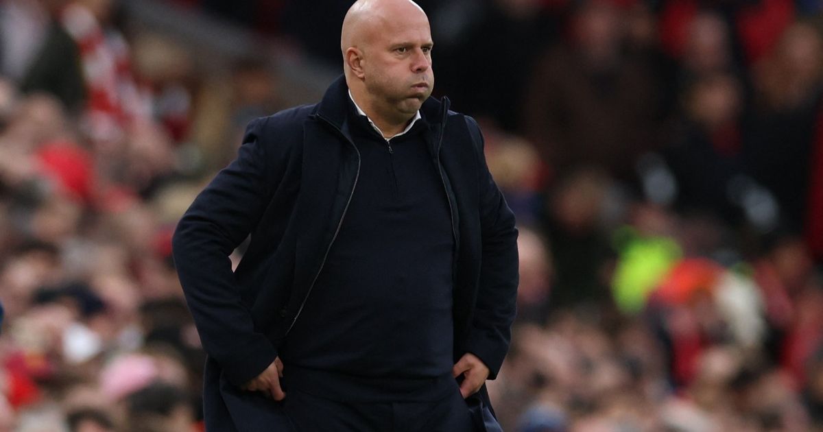 هل مستقبل آرني سلوت على المحك في ليفربول؟ حتى الآن ليس بعد