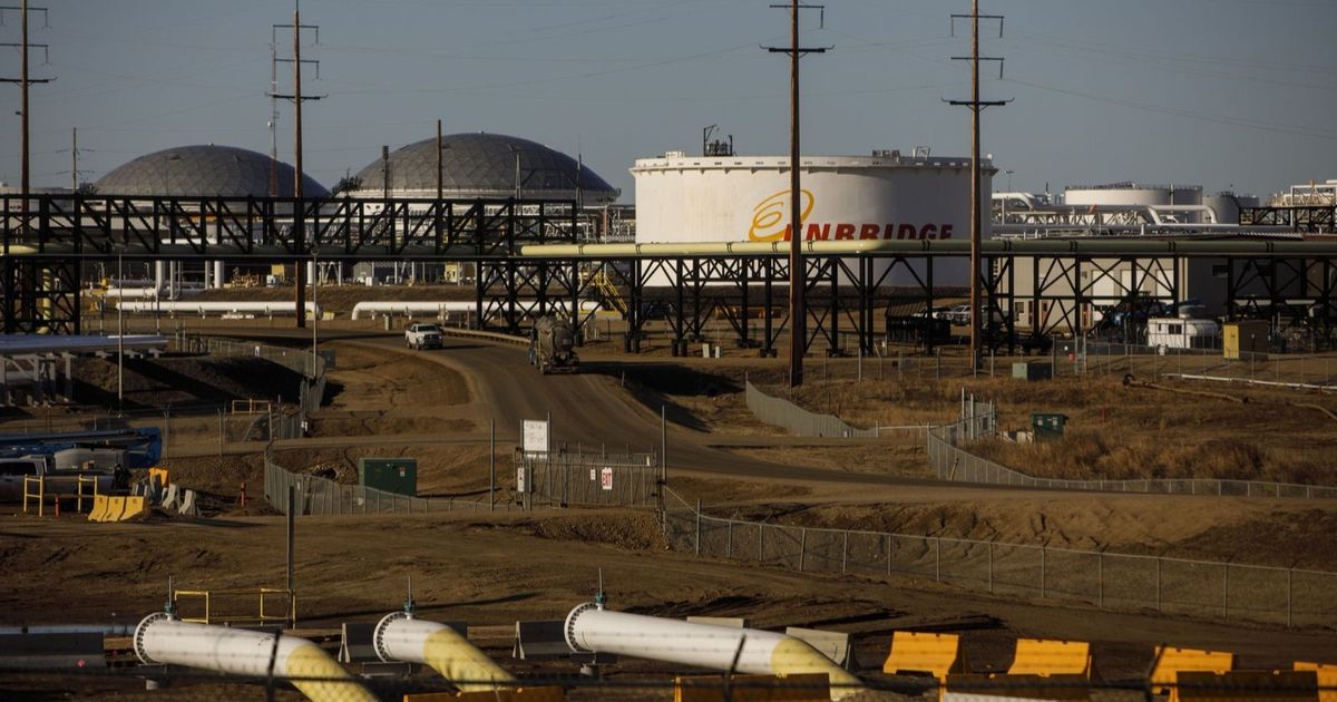 النفط يتراجع مع تقييم الأسواق لقرار “أوبك+” تجميد زيادات الإنتاج