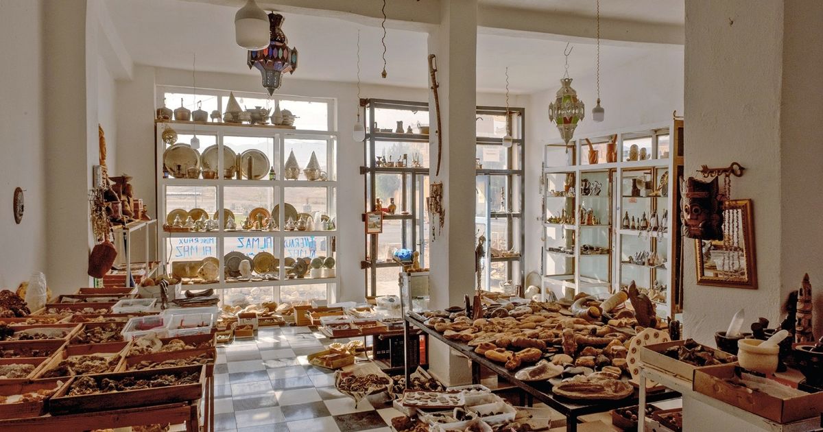 صائدو النيازك يبحثون في صحراء المغرب عن ثروات تسقط من الفضاء