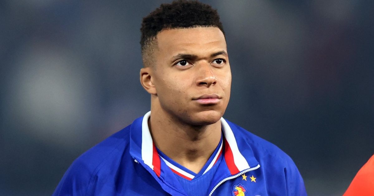 غيابه مفيد.. أسطورة فرنسا يدافع عن انسحاب كيليان مبابي