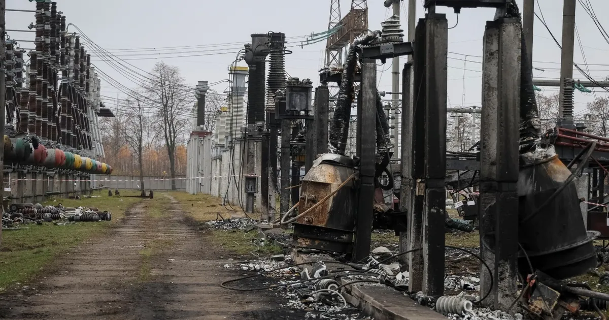 زيلينسكي يواجه انتقادات بشأن إمدادات الطاقة وسط هجمات روسية