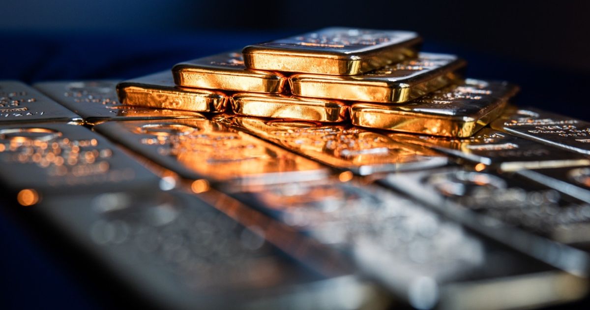 أسعار الذهب تتراجع تحت ضغط من إنهاء الصين لإعفاء ضريبي دعم الطلب