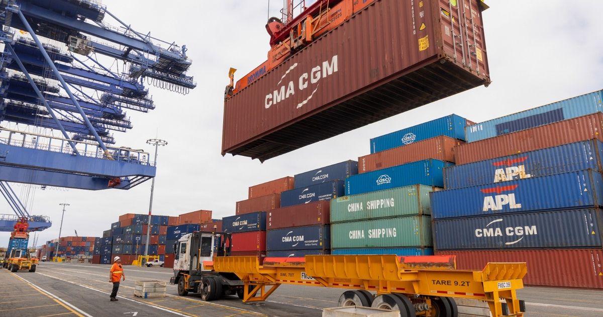 ثالث أكبر شركة لنقل الحاويات تتأهب لتراجع قطاع الشحن خلال 2026