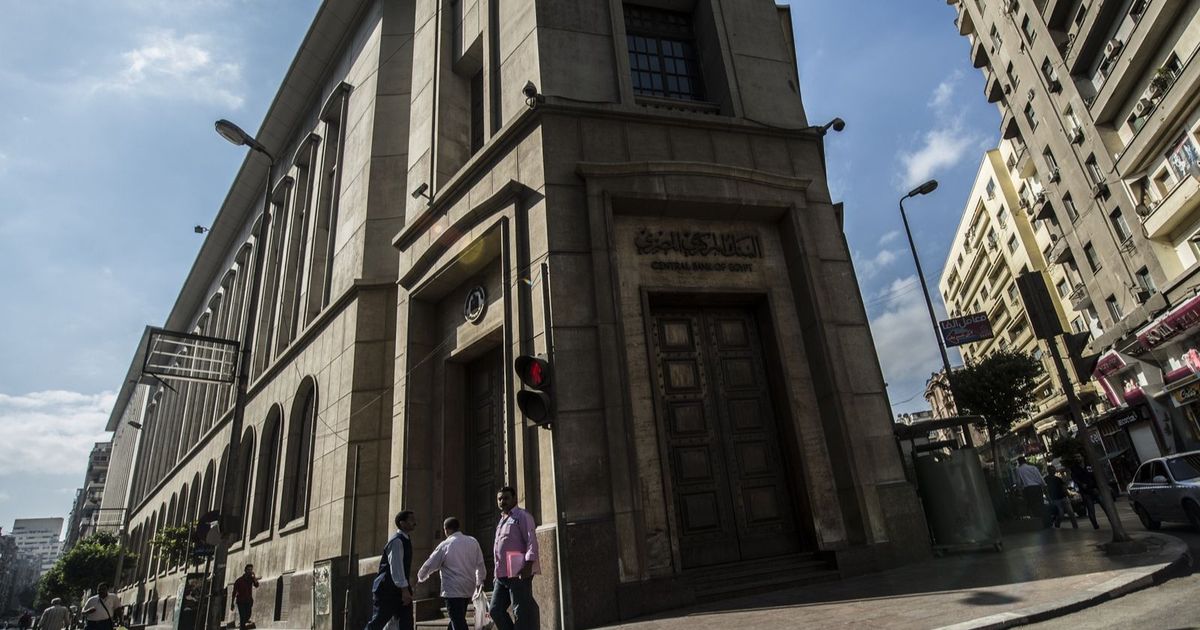 التحويلات والاستثمارات تعزز فائض الأصول الأجنبية في بنوك مصر