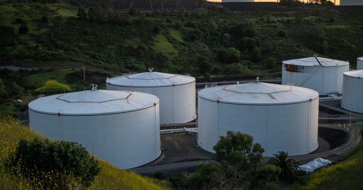 أسعار النفط تسجل رابع خسارة شهرية مع تراجع المخاطر الجيوسياسية