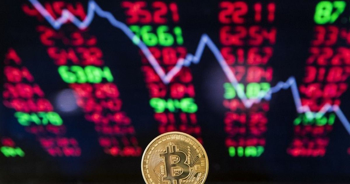 “بتكوين” تفقد ثلث قيمتها من ذروتها التاريخية