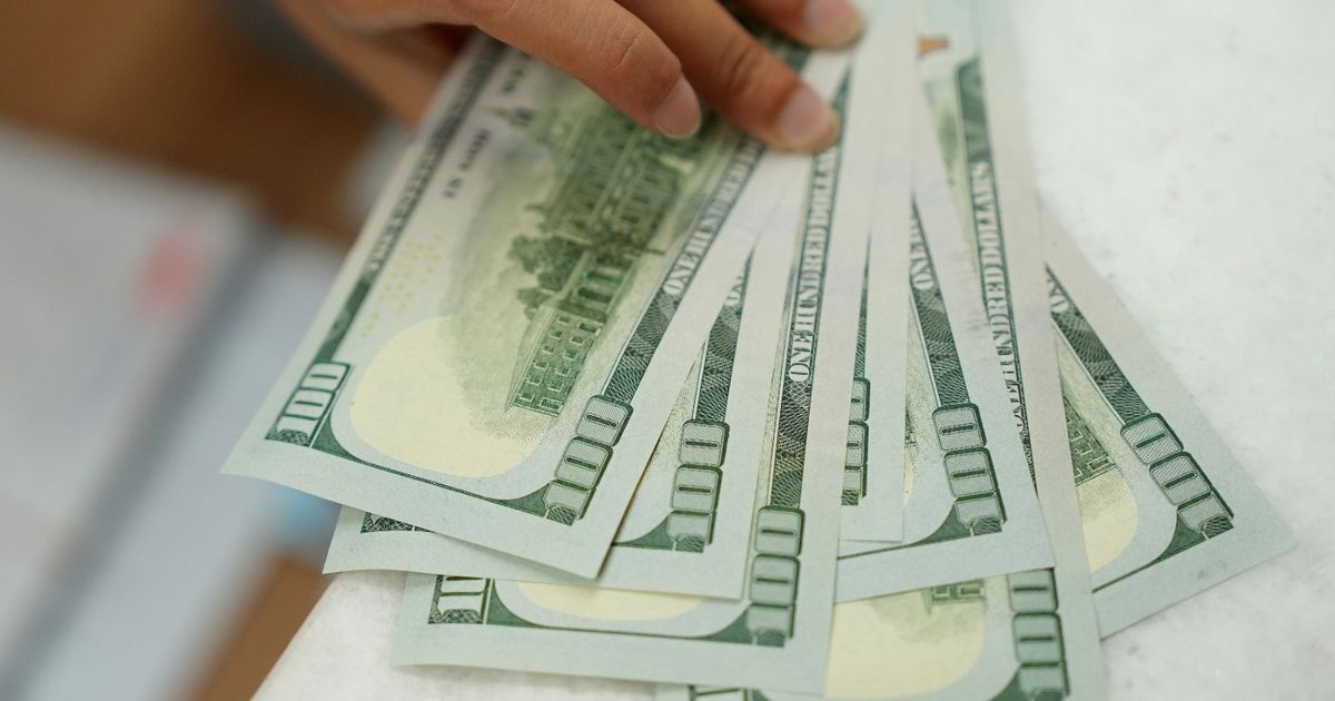 تجارة الفائدة بالدولار تتفوق على أسواق الأسهم العالمية المزدهرة