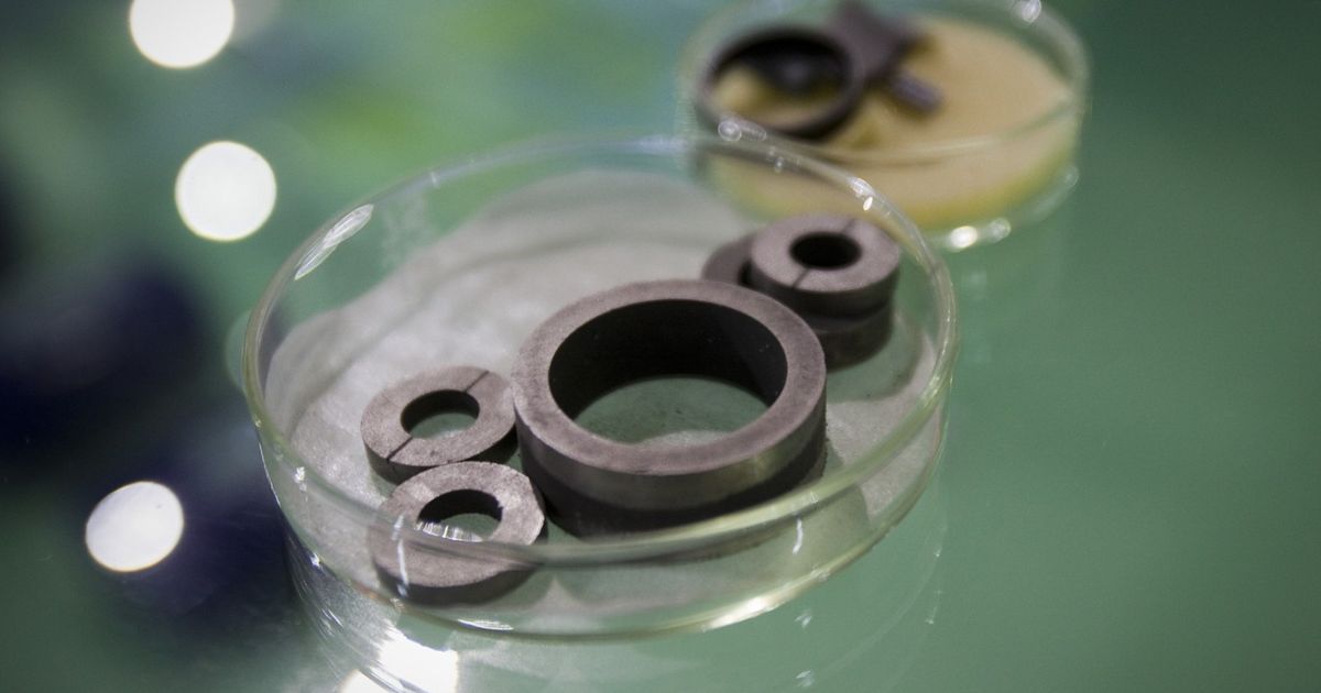 واشنطن تتعهد باستثمارات بقطاع المعادن النادرة للحد من هيمنة بكين