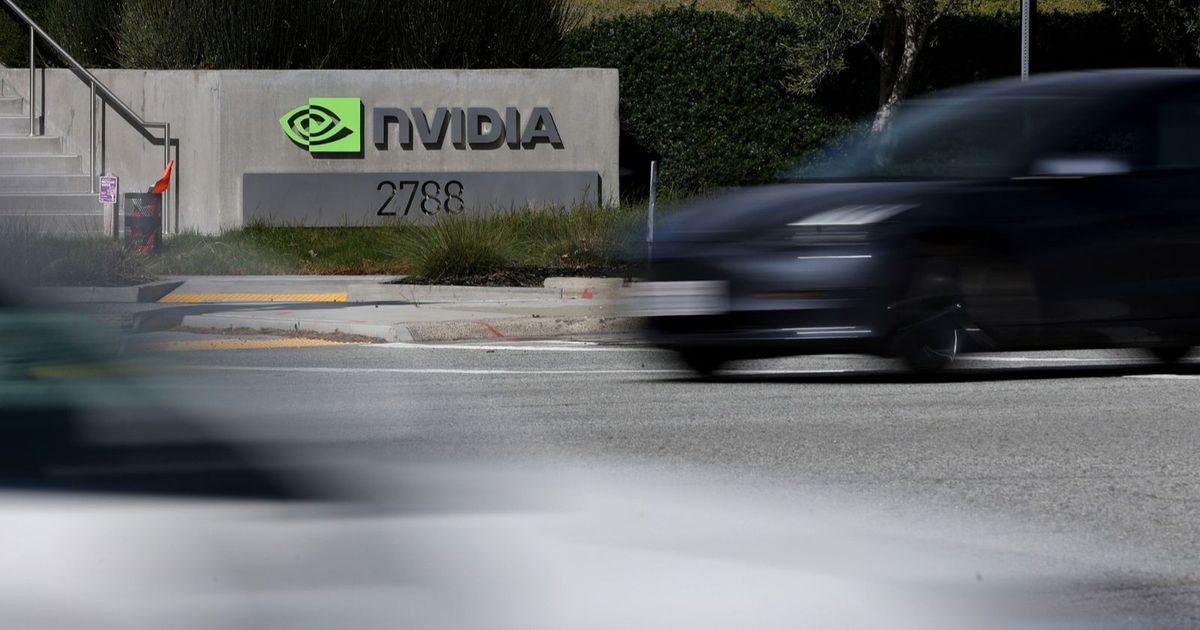 توقعات “إنفيديا” القوية تهدّئ مخاوف فقاعة الذكاء الاصطناعي