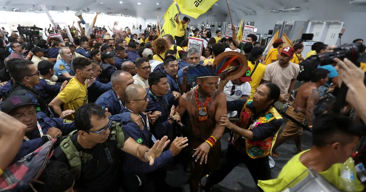 متظاهرون من الشعوب الأصلية يقتحمون مؤتمر المناخ بالبرازيل