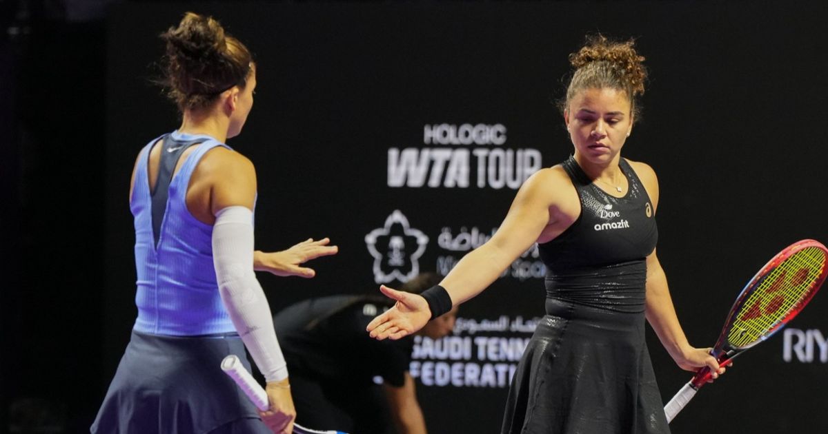 مواجهات قوية في بطولة نهائيات رابطة محترفات التنس بالرياض