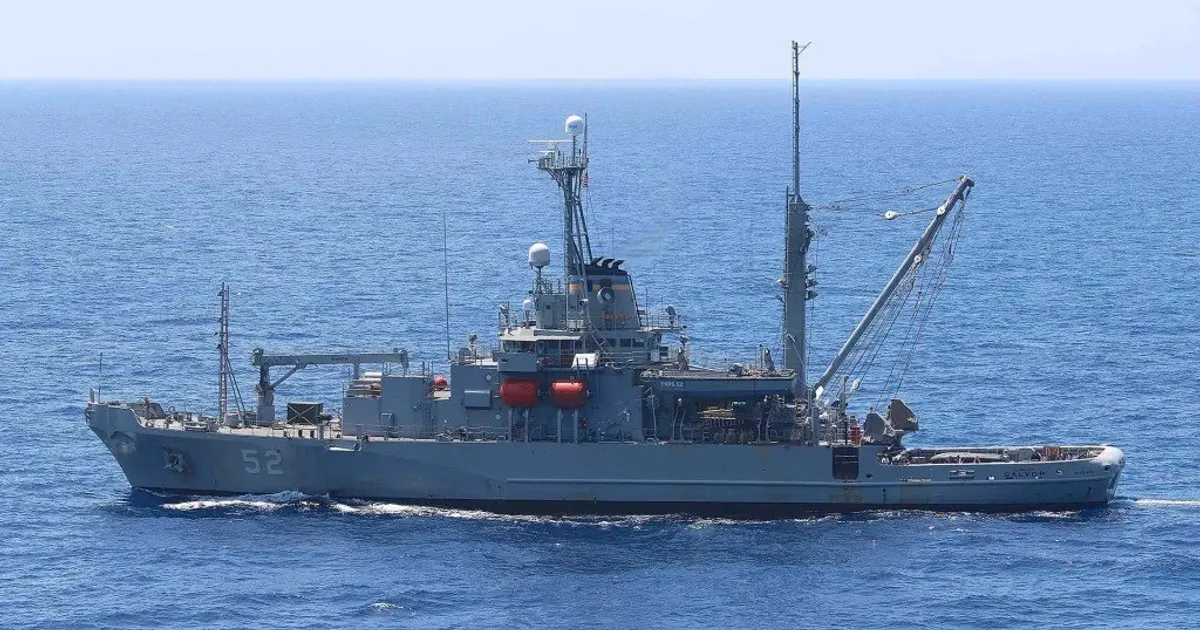 البحرية الأميركية تسعى لانتشال مقاتلة ومروحية من بحر الصين