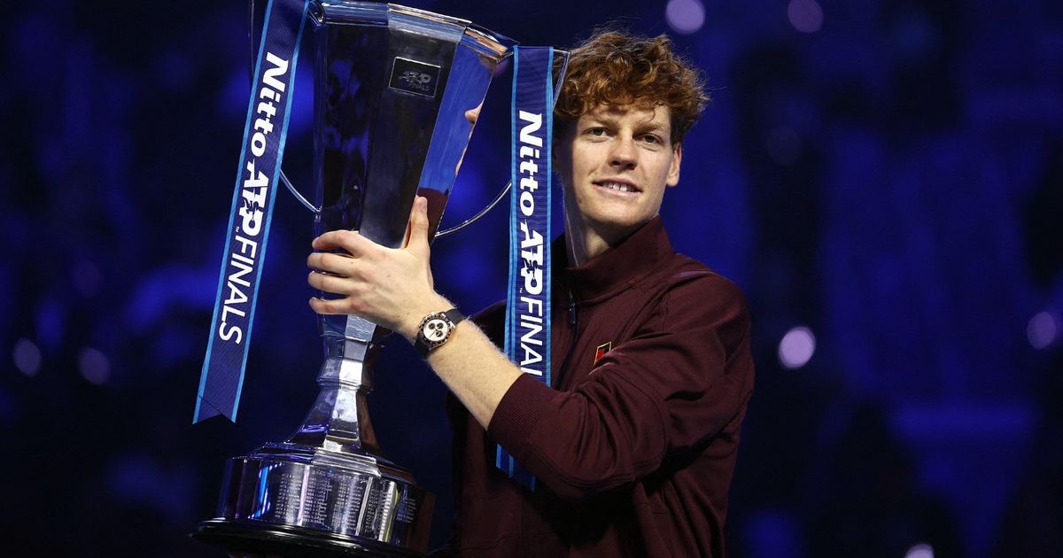 سينر يهزم ألكاراز ويتوج بلقب البطولة الختامية للتنس