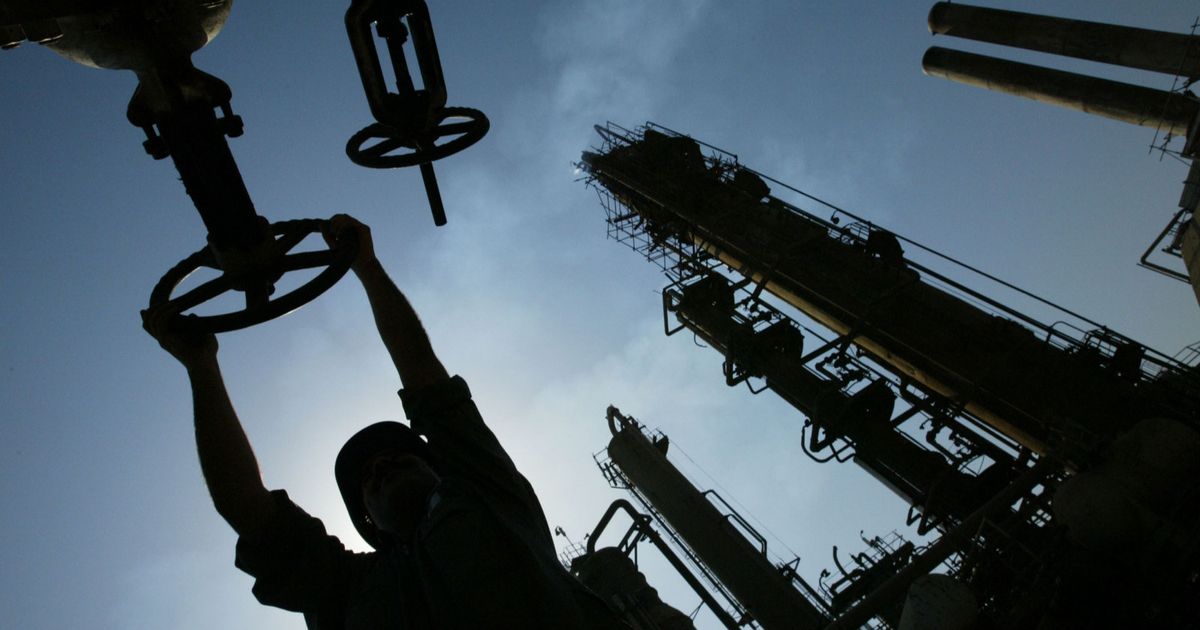 نفط “لوك أويل” يواصل التدفق من العراق مع تولي بغداد للمبيعات