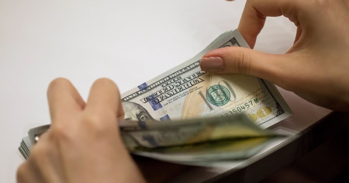 الدولار يتراجع من أعلى مستوى في 6 أشهر بعد بيانات وظائف سبتمبر