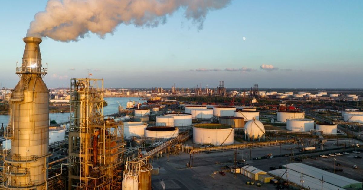 لماذا لا تنخفض أسعار الوقود رغم تراجع النفط؟ السر يكمن في المصافي