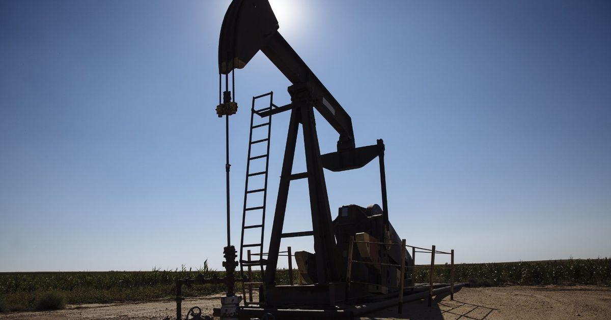 أسعار النفط تتراجع مع ارتفاع مخزونات الخام الأميركية