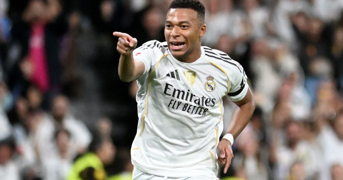 كيليان مبابي يتسلّم جائزة الـ”بيتشيتشي”