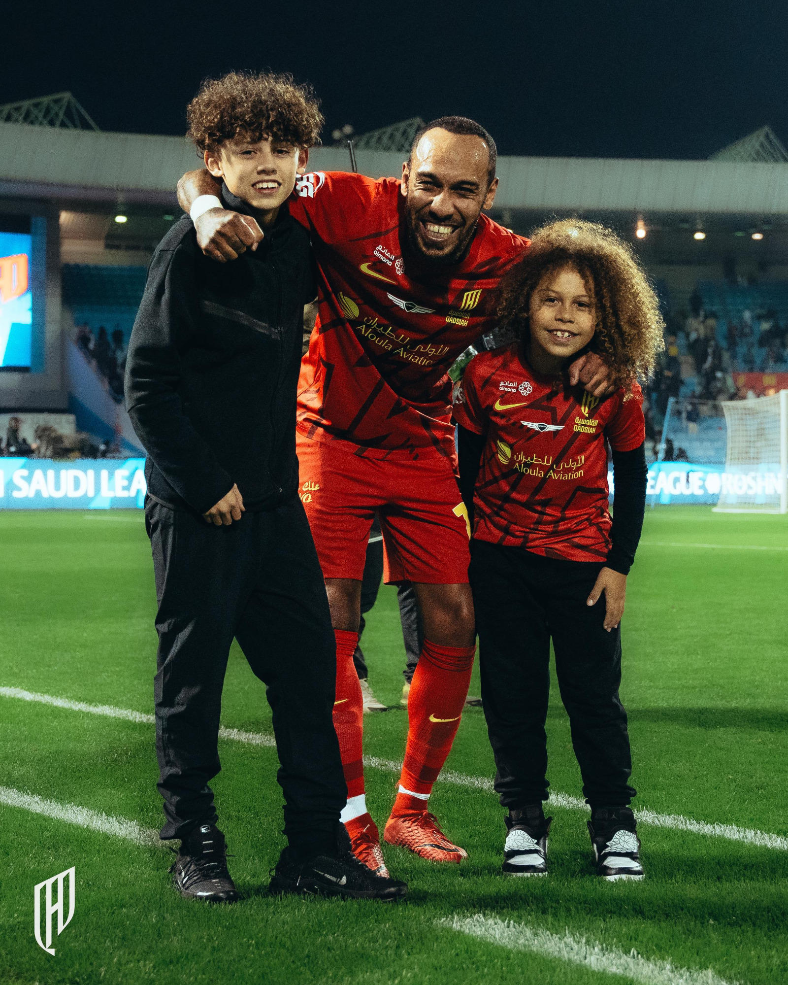 بيير إيميريك أوباميانغ مع ابنيه بعد مباراة بين القادسية والهلال بالدوري السعودي - 27 يناير 2025