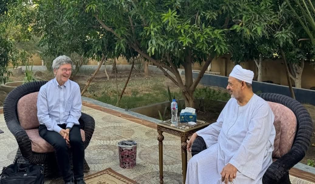 لقاء شيخ الأزهر يستقبل المفكر العالمي جيفري ساكس بمنزله في الأقصر