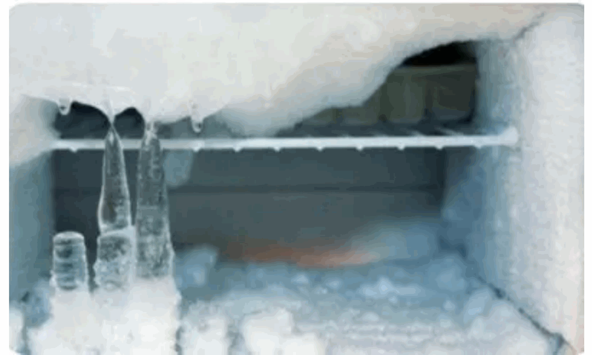 مكون سحري وغير مكلف متوفر في كل منزل يمكنه التخلص من الثلج الموجود في الفريزر