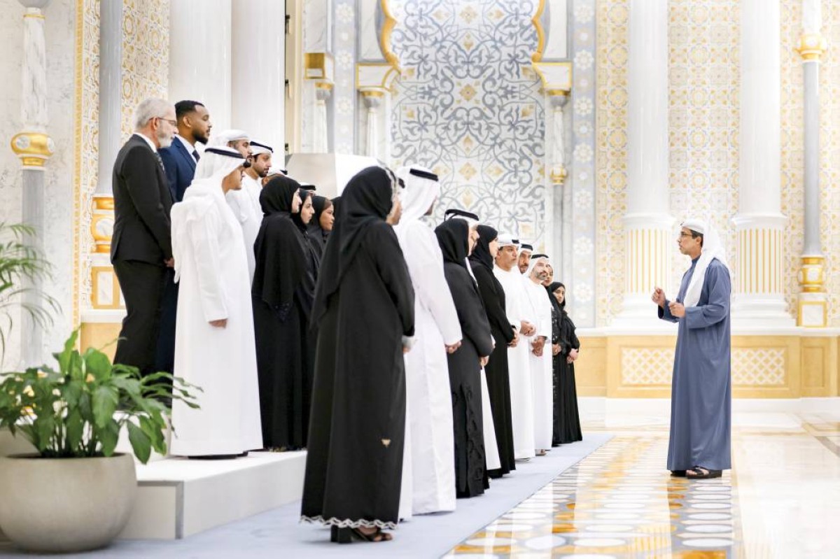 منصور بن زايد متحدثاً إلى فريق الوزارة