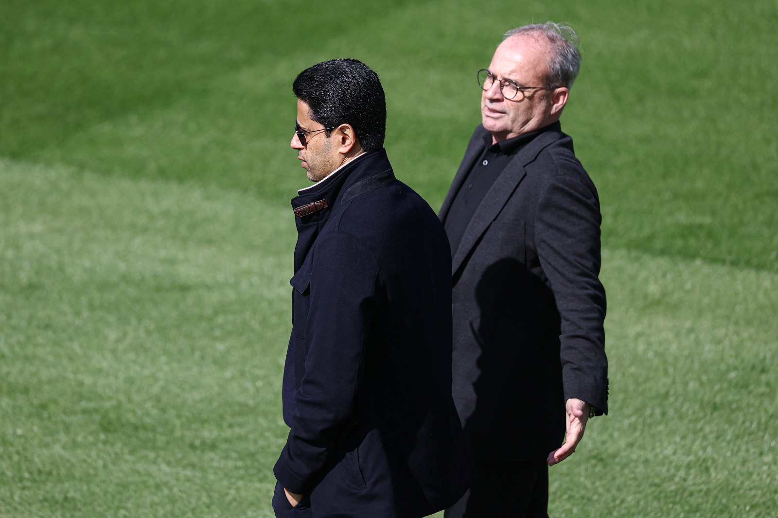 رئيس باريس سان جيرمان ناصر الخليفي (يسار) رفقة مستشار كرة القدم في النادي لويس كامبوس خلال جلسة تدريبية للاعبي الفريق - 6 مايو 2024