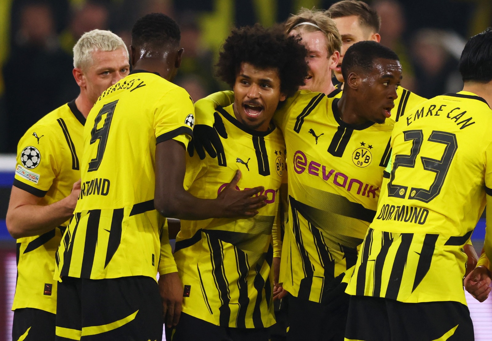 كريم أديمي لاعب دورتموند يحتفل مع زملائه بهدفه في مرمى ليل - 4 مارس 2025