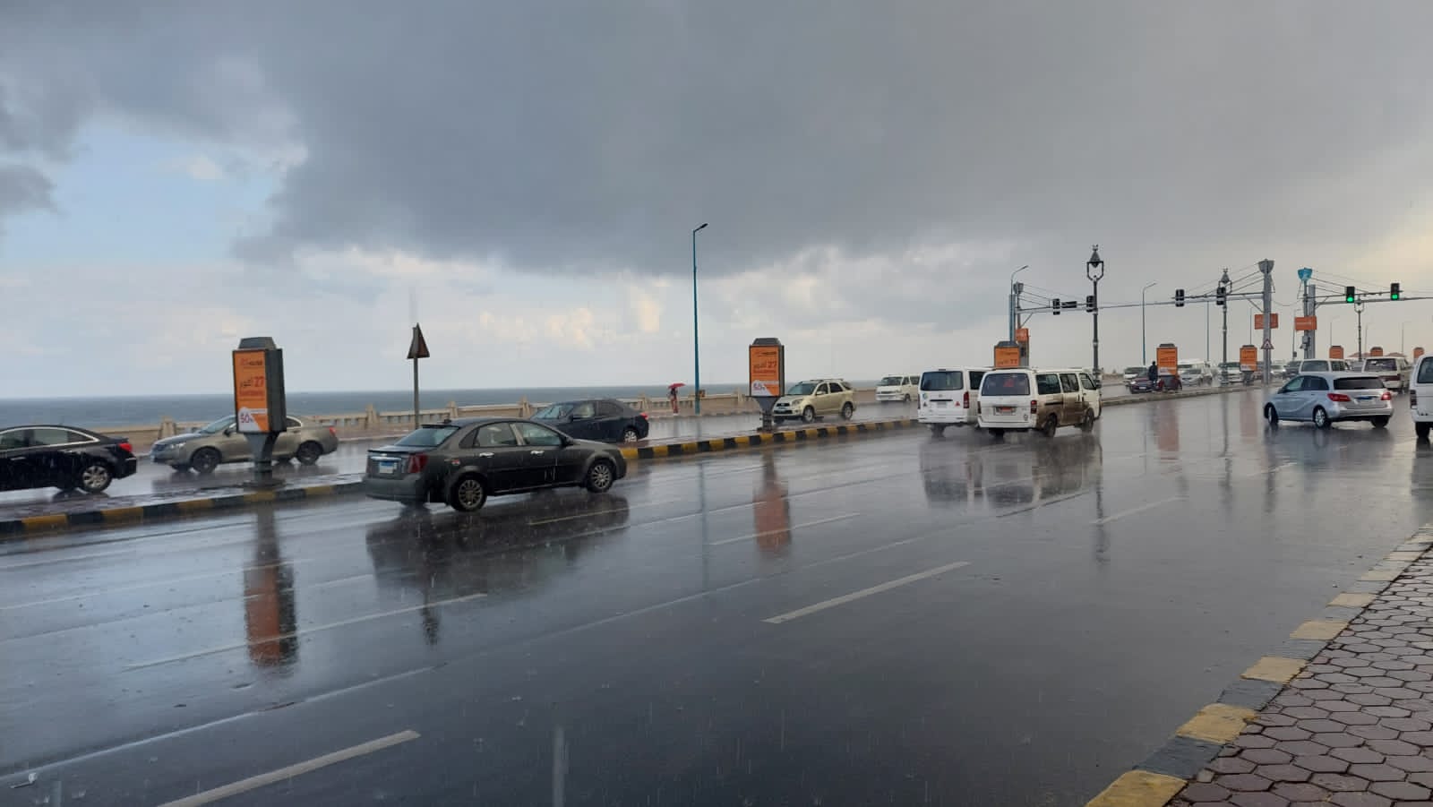 نوة الصليبية تضرب الإسكندرية بقوة.. أمطار رعدية وتستمر حتى هذا الموعد