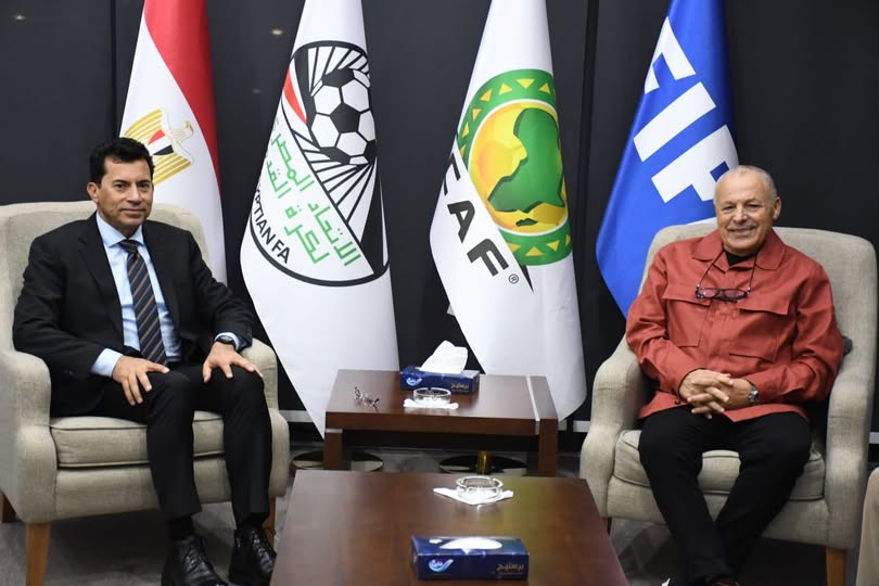 قد تكون صورة ‏‏‏كرة قدم‏، و‏غرفة أخبار‏‏ و‏تحتوي على النص '‏القد المطر TIANFA NFA لكر ii الاتحاد AF ® GR‏'‏‏