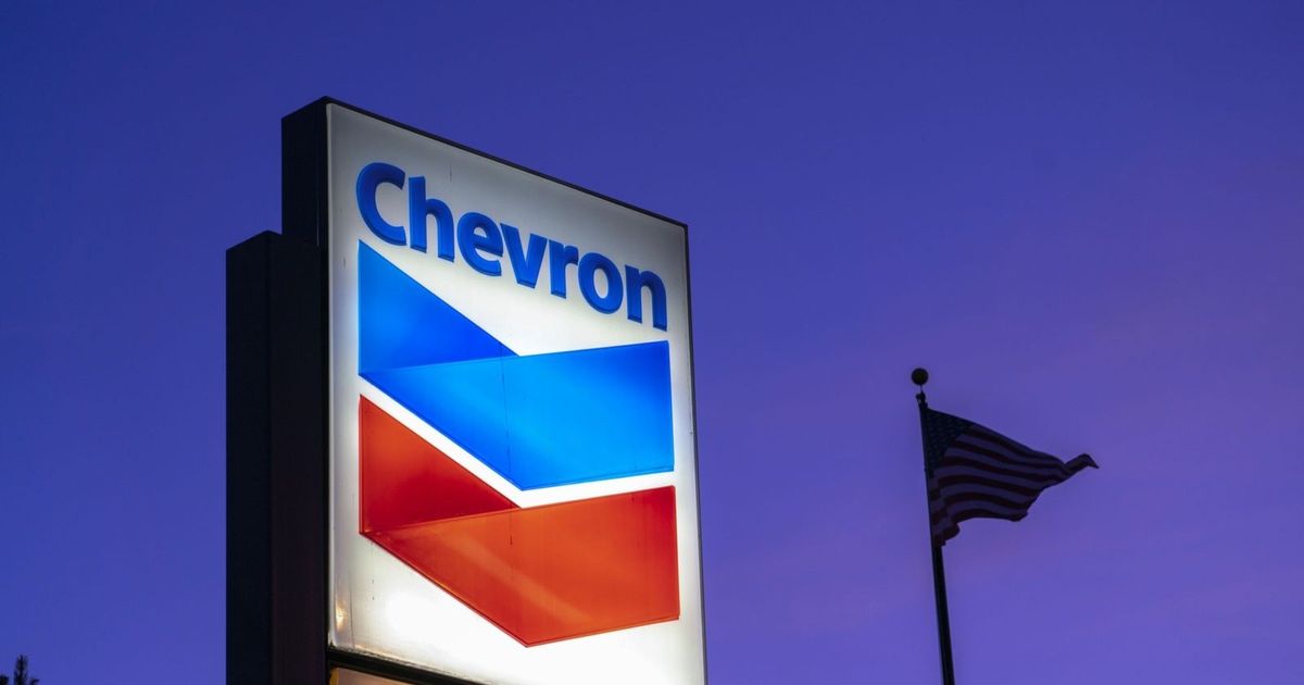 شيفرون تنقل موظفيها في فنزويلا لمواقع إنتاج النفط رغم التحذيرات