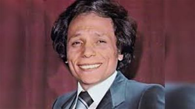 من صفعات الوالد الي تصفيق الجمهور.. عادل إمام وبداية شعوره بذاته