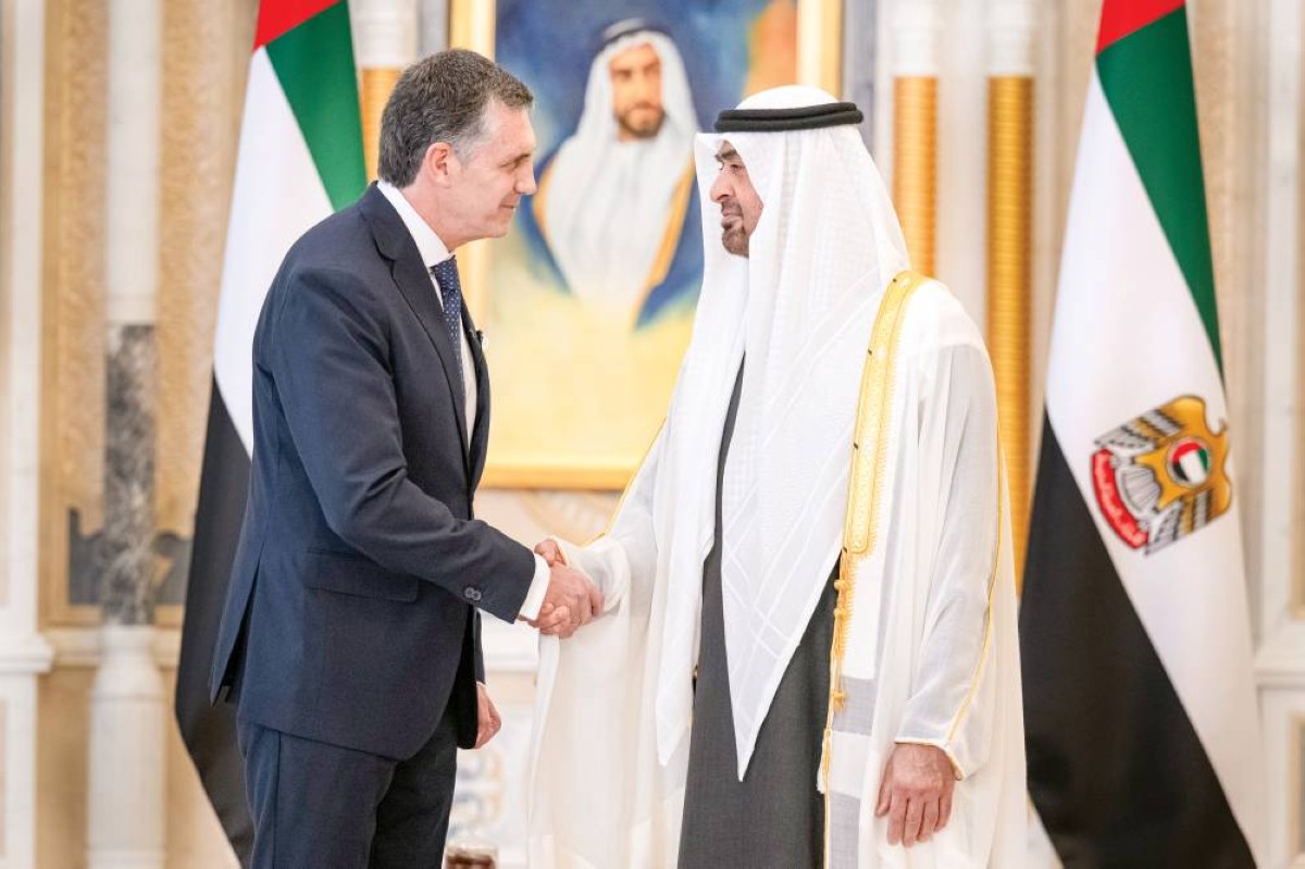 محمد بن زايد مصافحاً سيزار زافالا سفير الأوروغواي