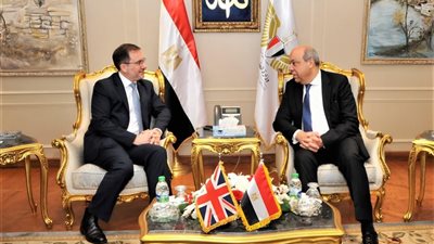وزير الطيران المدني يبحث مع السفير البريطاني تعزيز الشراكة الاستراتيجية وتوسيع التعاون في قطاع الطيران