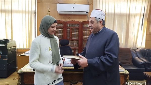 رئيس «المعاهد الأزهرية» يكرم الطالبة بسملة عتريس لتفوقها الدراسي والعلمي