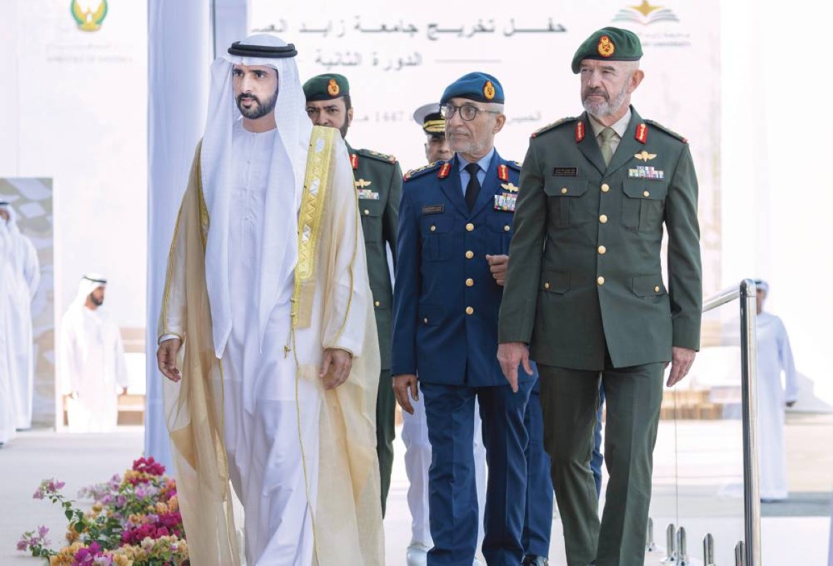  حمدان بن محمد خلال حفل التخريج بحضور عيسى المزروعي ومايكل هندمارش
