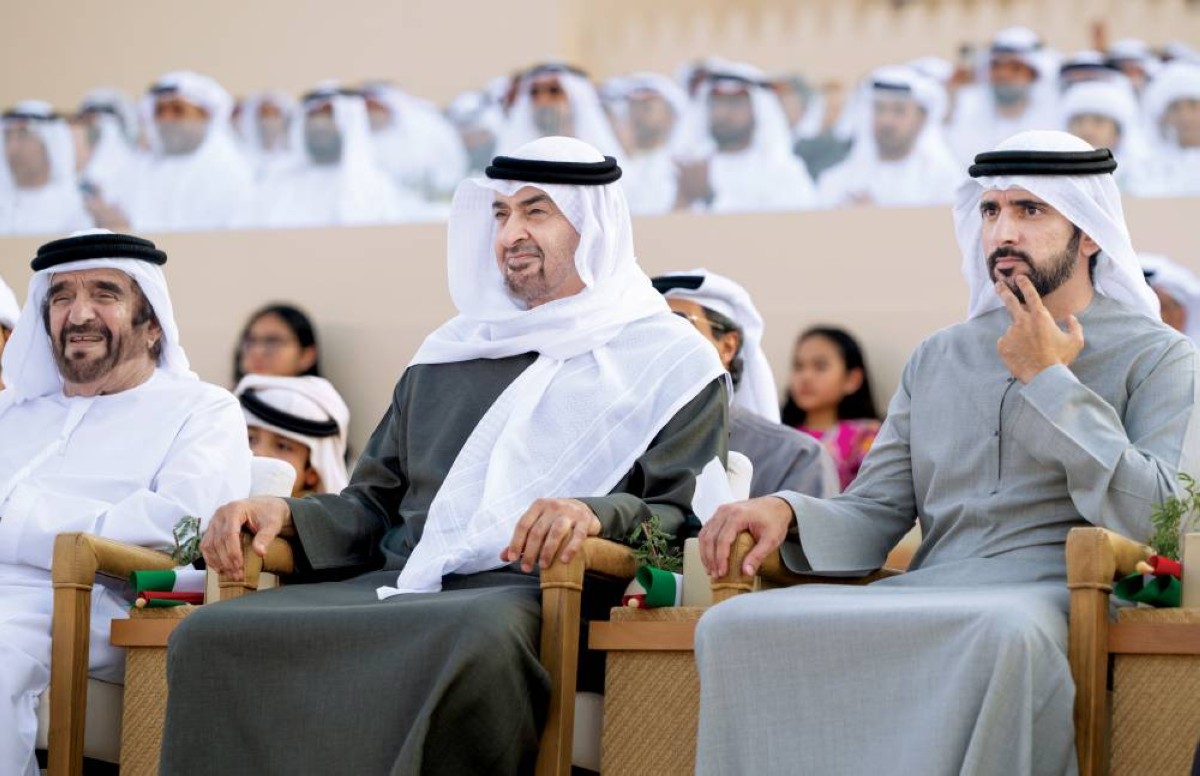  محمد بن زايد خلال متابعة المسيرة بحضور حمدان بن محمد وسيف بن محمد 