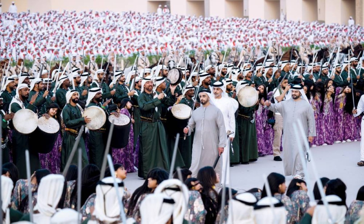  سيف وعمر بن زايد وعبدالله بن محمد بن خالد خلال المشاركة في الفعاليات 