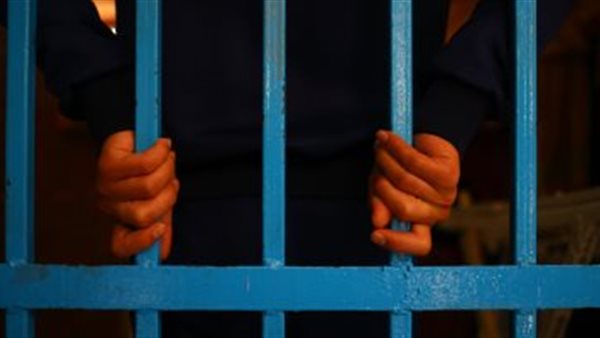 طالب يعتدي على طالبة ويسرق هاتفها المحمول بالزقازيق